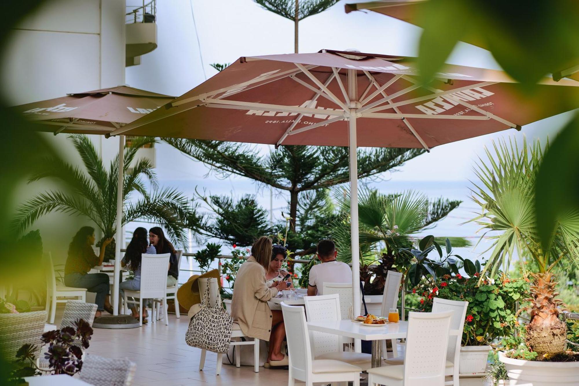 Hotel Oasis Саранда Экстерьер фото